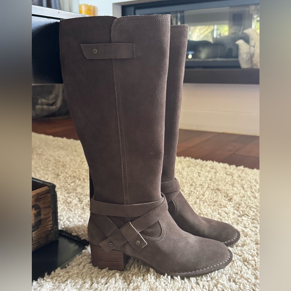 UGG - Brown Knee-High Women's Suede Boots  NWT